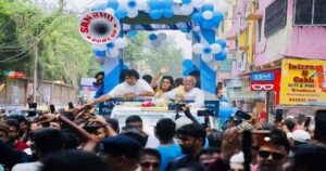 Tolly Actor Dev in Baranagar during the last round of election campaigning