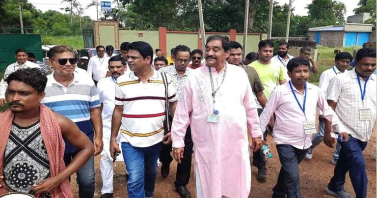 Arup went to Delhi with a hundred people! He gave the prize for winning the vote