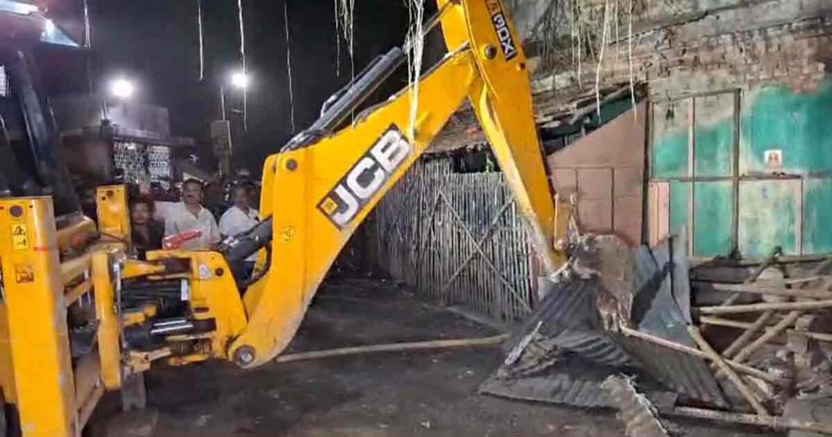 illegal-shops-were-razed-by-bulldozers-in-bhatpara-in-the-dark-of-night