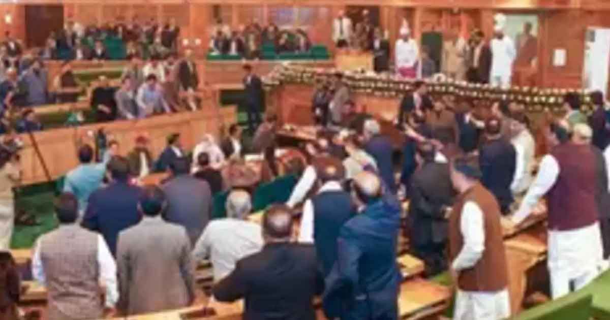 Jammu Kashmir Assembly: ধারা নিয়ে জম্মু-কাশ্মীর বিধানসভায় তুমুল হাঙ্গামা, হাতাহাতি! ছেঁড়া হল পোস্টার