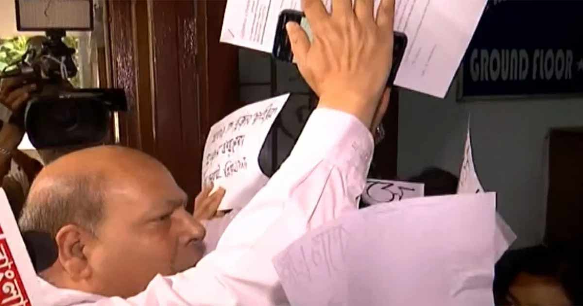 Jayprakash-majumder-trying to entering jadavpur university