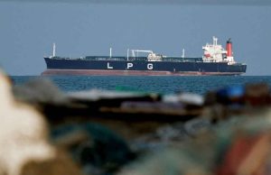 বিশ্ব বাণিজ্যের ওপর ‘ইরানি তালা’! হরমুজ প্রণালী দিয়ে নিরাপদে বের হতে হলে মানতে হবে তেহরানের ফরমান