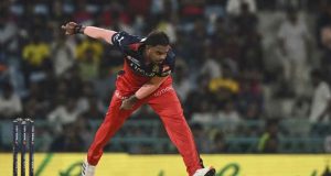 বড় খবর! আইপিএল ২০২৬ থেকে ছিটকে গেলেন আরসিবি-র এই বোলার