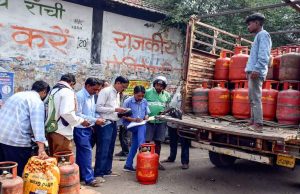 Middle East War impact on India LPG Prices: কেন বাড়ছে রান্নার গ্যাসের দাম? Why The War In Middle East Is Triggering LPG Prices In India