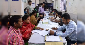 একই সময়ে দু’জায়গায় থাকা কি সম্ভব? প্রশ্ন তুললেন বিএলও-রা