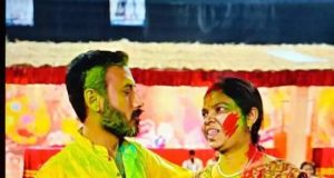 লিফটের দরজার ফাঁকে আটকে মর্মান্তিক মৃত্যু, কান্নায় ভেঙে পড়লেন স্ত্রী