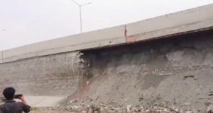 NH-19 Guard Wall Collapse: মেমারিতে জাতীয় সড়কের ধস, ব্যাহত যান চলাচল NH-19 Guard Wall Collapse: মেমারিতে জাতীয় সড়কের ধস, ব্যাহত যান চলাচল