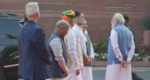 মুখোমুখি মোদী ও রাহুল, সংসদের বাইরে দীর্ঘ কথোপকথন