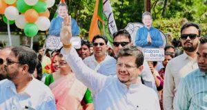 দল ভাঙলেই কি স্বীকৃতি? দলত্যাগ বিরোধী আইন ও ‘আনঅ্যাটাচড’ বিধায়কদের ভবিষ্যৎ কী