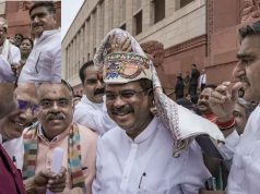 সংসদে পৌঁছতেই ধর্মেন্দ্র প্রধানকে উষ্ণ অভ্যর্থনা, পাগড়ি পরিয়ে কক্ষে নিয়ে গেলেন এনডিএ সাংসদরা