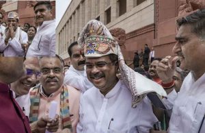 সংসদে পৌঁছতেই ধর্মেন্দ্র প্রধানকে উষ্ণ অভ্যর্থনা, পাগড়ি পরিয়ে কক্ষে নিয়ে গেলেন এনডিএ সাংসদরা
