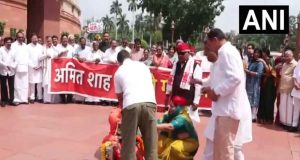 পার্লামেন্ট চত্বরে বিরোধীদের নাট্যাভিনয়ের মাধ্যমে প্রতিবাদ ! যোগ দিলেন রাহুল গান্ধী