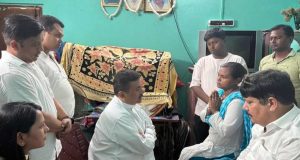 হালিশহরে পুলিশি হেফাজতে মৃত তৃণমূল কর্মীর পরিবারের সঙ্গে সাক্ষাৎ মুখ্যমন্ত্রী শুভেন্দুর, ক্ষতিপূরণ, চাকরি ও ন্যায়বিচারের আশ্বাস দিয়েছেন