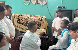 হালিশহরে পুলিশি হেফাজতে মৃত তৃণমূল কর্মীর পরিবারের সঙ্গে সাক্ষাৎ মুখ্যমন্ত্রী শুভেন্দুর, ক্ষতিপূরণ, চাকরি ও ন্যায়বিচারের আশ্বাস দিয়েছেন