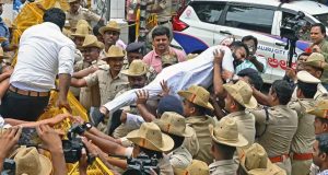 কর্ণাটকে পুলিশ নিয়োগের পরীক্ষায় ব্যাপক বিশৃঙ্খলা, পরীক্ষার্থীদের ওয়াকআউট