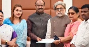 গতকাল সুপ্রিম কোর্ট, আজ ওম বিড়লা ২০ জন বিদ্রোহী টিএমসি সাংসদকে নোটিশ জারি করে ৭ দিনের মধ্যে জবাব চাইলেন