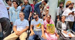 পেলেট গানের ঘটনায় এফআইআর-এর দাবিতে থানার বাইরে অবস্থান ধর্মঘটে রাহুল গান্ধী