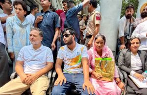 পেলেট গানের ঘটনায় এফআইআর-এর দাবিতে থানার বাইরে অবস্থান ধর্মঘটে রাহুল গান্ধী