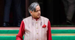 বাধ্যতামূলকভাবে ‘বন্দে মাতরম’ গাওয়া নিয়ে শশী থারুর উদ্বেগ প্রকাশ করে বলেছেন, এর পরিণতি উল্টোও হতে পারে