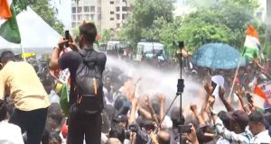 জেপিএসসি বিক্ষোভ: জলকামান চালু হতেই নাচতে শুরু করল বিক্ষোভকারী ছাত্রছাত্রীরা
