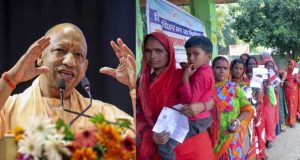 ভোটের আগে যোগী সরকারের বাম্বার ঘোষণা! ১ লক্ষ টাকা করে পাবেন উত্তর প্রদেশের মহিলারা