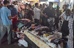 নিউ মার্কেটে হকার ও ব্যবসায়ী খণ্ডযুদ্ধ, রাস্তা দখল নিয়ে চরম উত্তেজনা