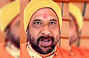 বুদ্ধিজীবীদের ‘বৃহন্নলা’ বলে কটাক্ষ কার্তিক মহারাজের, তুঙ্গে বিতর্ক